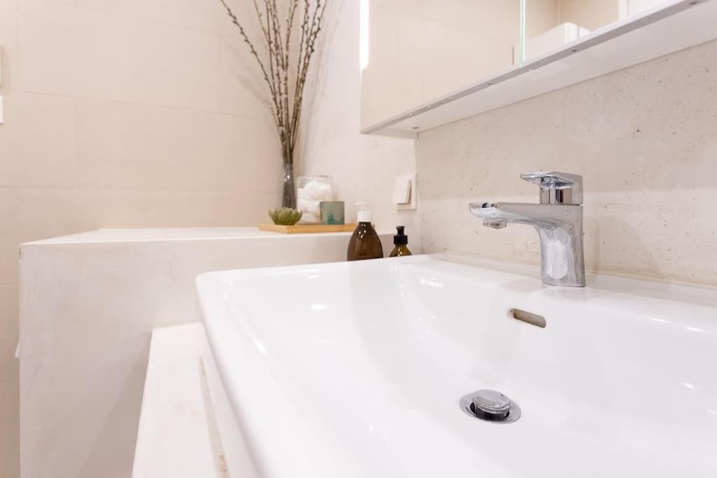 Dream Apartment - Central And Quiet With Ac And Free Parking Garage Wenen Buitenkant foto