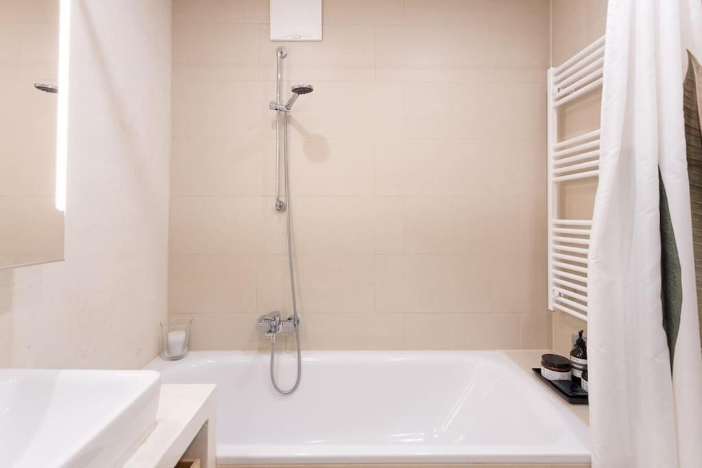 Dream Apartment - Central And Quiet With Ac And Free Parking Garage Wenen Buitenkant foto